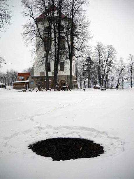 'Záhadný' kruh o průměru zhruba dva metry u  Nového zámku v Rudolticích u Lanškrouna.