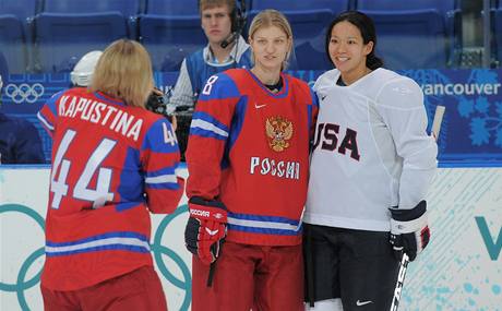 Ruská hokejistka Alexandra Kapustinová fotografuje Iyu Gavrilovou a Amerianku Julii Chu. 