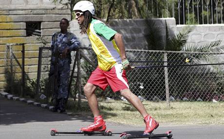 Jediný etiopský lya Robel Teklemariam trénuje na olympijské hry v ulicích hlavního msta.