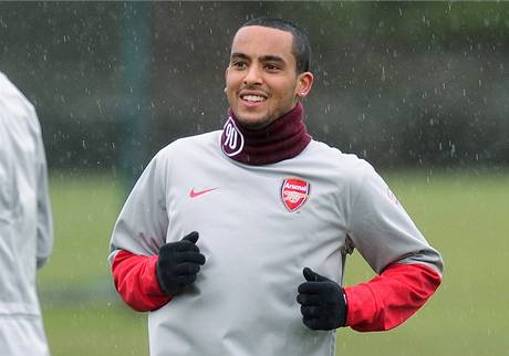 Utoník Arsenalu Theo Walcott se pipravuje na dnení zápas osmifinále Ligy mistr proti Portu