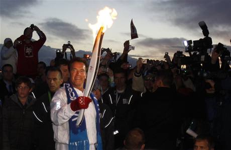 Kalifornsk guvernr Arnold Schwarzenegger s olympijskou pochodn. 