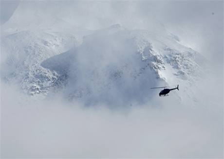 Záchranáská helikoptéra nad St. Helens