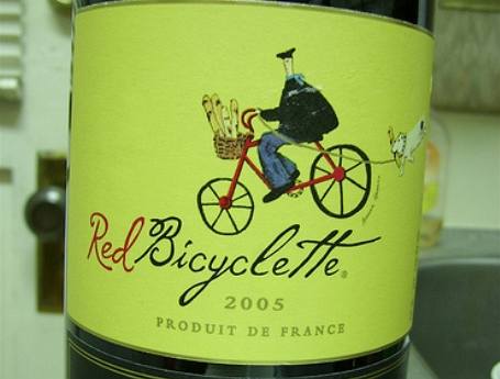 Falešná láhev exkluzivní značky francouzského vína odrůdy Pinot Noir.