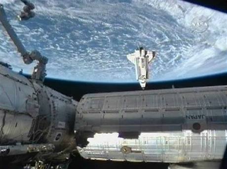 Raketoplán Endeavour pistál u ISS.