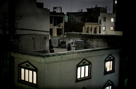 Vítzný snímek soutee World Press Photo 2010 od italského nezávislého fotografa Pietra Masturza zachycuje enu kiící z verandy na protest proti výsledkm prezidentských voleb v Íránu; erven 2009