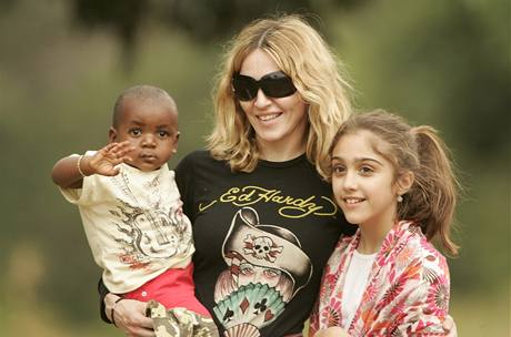 Madonna s vlastní dcerou a adoptovaným synem.