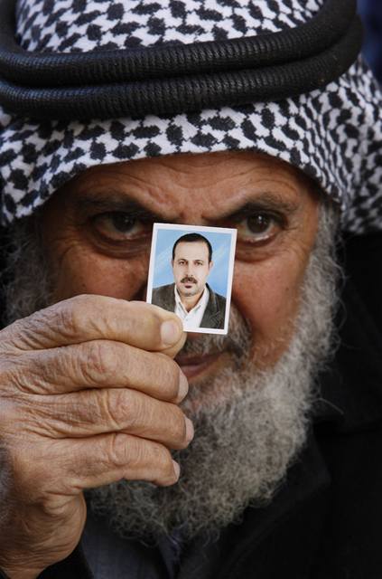 Otec Mahmúda Mabhúha ukazuje synovu fotku