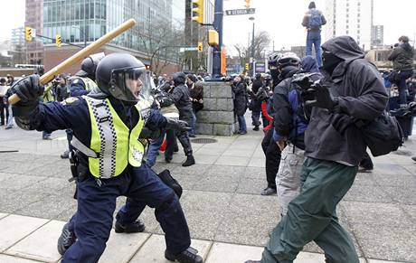 Demonstranti ve Vancouveru rozbjeli vlohy obchod i auta, policie musela zashnout