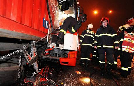Nehoda kamionu a autobusu MHD v Praze