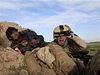 Ofenziva. Americký voják se snaí bhem útoku na Mardáh odvést do bezpeí Afghánce a jeho dít. 