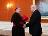 Prezident R Václav Klaus a nový eský arcibiskup Dominik Duka. Arcibiskupa prezident pijal na Praském hrad