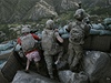 Druhé místo v kategorii Lidé a události World Press Photo 2010 získal Amerian David Guttenfelder z agentury AP; snímek zachycuje americké vojáky v okamité reakci na neoekávaný útok hnutí Taliban v Afghánistánu