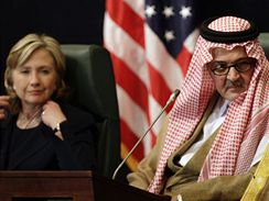 Hillary Clintonov s princem Fajsalem ibn Abdal Azzem Sadem 