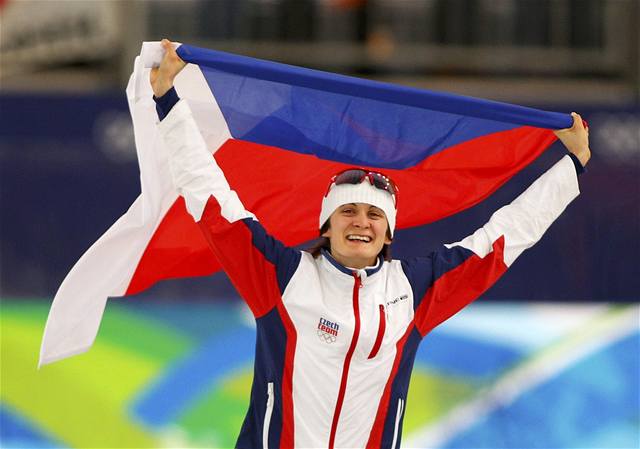 Martina Sáblíková se raduje ze zlata.
