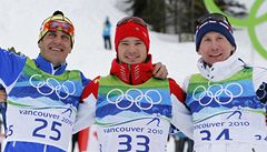 Nejlep na 15 kilometr voln: stbrn Piller Cottrer (vlevo), zlat Dario Cologna (uprosted) a bronzov Luk Bauer.