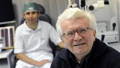 Zázrak: slepý muž po 53 letech opět vidí. Poprvé spatřil manželku