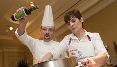 Mamma a syná�ek. P�íprava oblíbeného risotta je velká v�da.