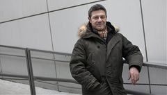 Kucha�, um�lec. Krom� milovaného risotta se pan Cornelio v�nuje malování velkých pláten.