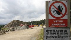 Stavebníci tunelují Národní park Šumava, jámy zalévají betonem