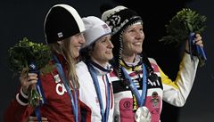 Bronzová Kristina Grovesová, st�íbrná Stephanie Beckertová a zlatá Martina Sáblíková.