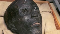 Tutancham�nova mumie. Testy DNA odhalily p��buzensk� vztahy i p���inu smrti.