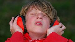 Hlasitá hudba může způsobit migrénu