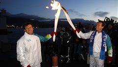 Kalifornský guvernér Arnold Schwarzenegger (vpravo) pedává olympijskou pochode slavnému britskému bci Sebastianu Coeovi.