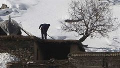 Laviny v Afghnistnu: 160 mrtvch, stovky lid uvznnch v tunelu
