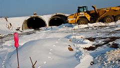Zdi tunelu se je�t� podstatn� zm�ní. Syrový beton p�ekryje barevné modrozelené oblo�ení.
