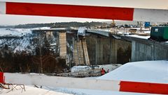 Lochkovský most na okruhu Prahy má trhliny, hrozí mu zavření