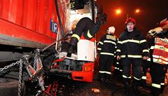 Nehoda kamionu a autobusu MHD v Praze | na serveru Lidovky.cz | aktuální zprávy