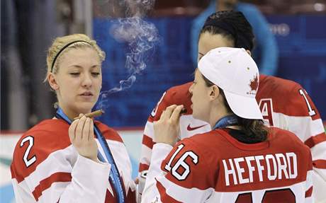 Nejproduktivnjí hráka turnaje hokejistek na olympijských hrách Kanaanka Megan Agostaová slaví zlatou medaili s doutníkem  
