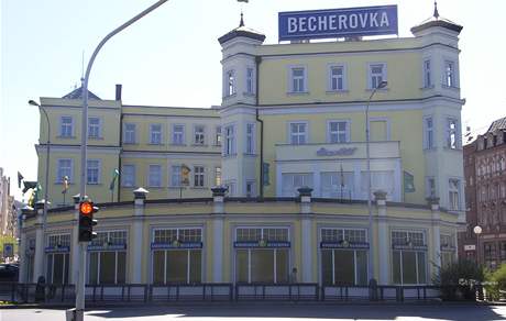 Budova kde se po mnoho let vyrábla Becherovka