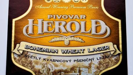 Kvasnicový peniní leák z pivovaru Herold má nejhezí pivní etiketu.