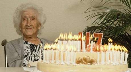  Jeanne Calmentová pi oslav svých 117. narozenin, pt let ped svou smrtí
