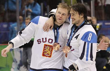Finský hokejista Teemu Selänne (vpravo)