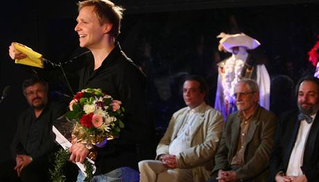 Daniel Špinar při převzetí Ceny Alfréda Radoka v kategorii Počin roku 2010