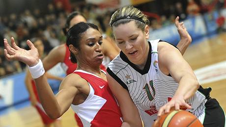 Basketbalistky Brna (v bílém) a Krakova.