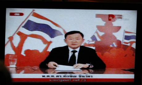Stoupenci svrenho thajskho premira sleduj Tchaksina inavatru bhem telekonference 