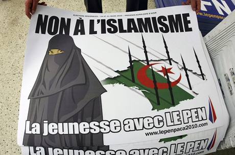 Francouzské protiislamistické plakáty s minarety na podporu pravicové Národní Fronty bhem voleb 
