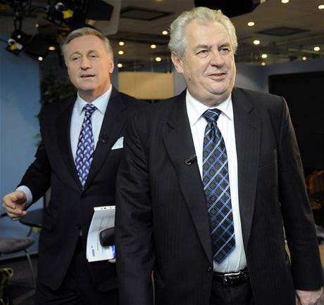 Pedseda ODS Mirek Topolánek (vlevo) a nkdejí pedseda SSD Milo Zeman (vpravo) byli 21. února v Praze hlavními hosty v poadu eské televize Otázky Václava Moravce. 