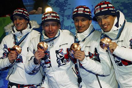 Kvarteto českých běžců Koukal, Magál, Bauer a Jakš se raduje z bronzové medaile.
