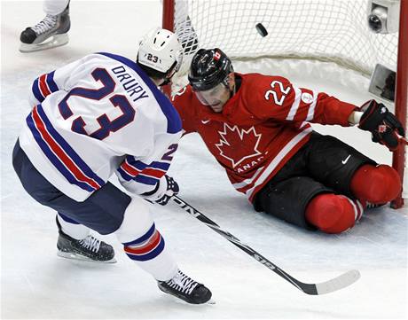 Kanada v hokejovém zápase na ZOH ve Vancouveru s týmem USA prohrála
