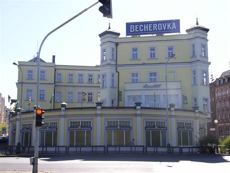 Budova kde se po mnoho let vyráběla Becherovka