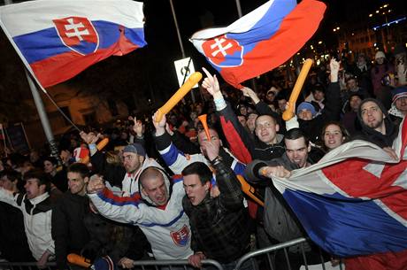 Fanoušci na Slovensku fandí svému týmu v zápase s Kanadou.