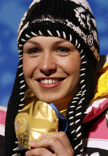 Nmeck biatlonistka Magdalena Neunerov se zlatou medail. 
