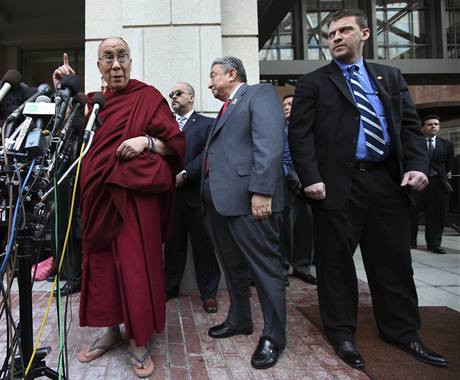 Dalajláma mluví s novináři před svým hotelem ve Washingtnu, USA