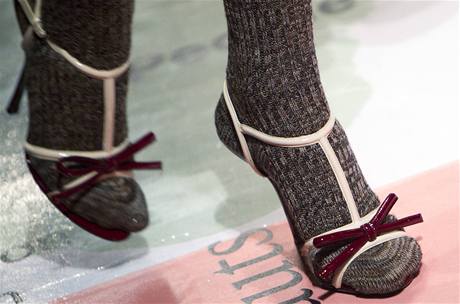 Ponožky v sandálech již nejsou módním faux-pas.