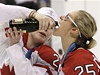 Kanadské hokejistky slaví alkoholem na led.