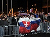 Fanouci na Slovensku fandí svému týmu v zápase s Kanadou.